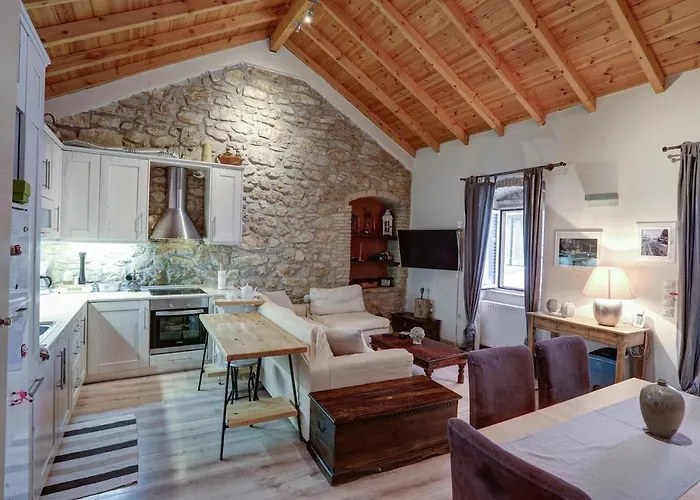 Luminous 2Bd Stone Apt In The Alleys Of Corfu Town